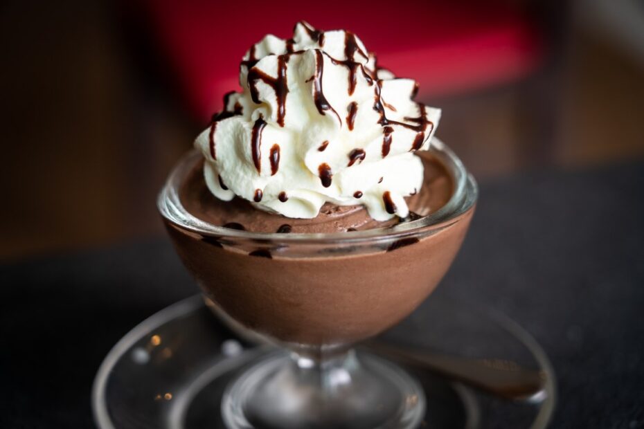 Saboroso e fácil, o mousse de chocolate preparado em instantes